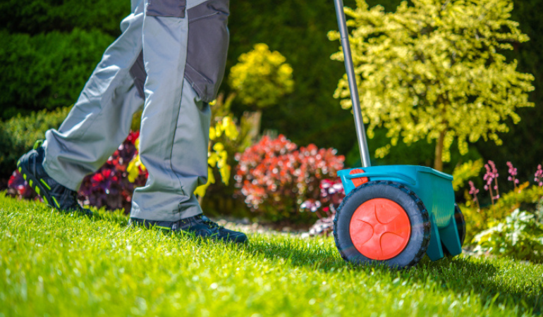 meżczyzna piaskujący trawnik