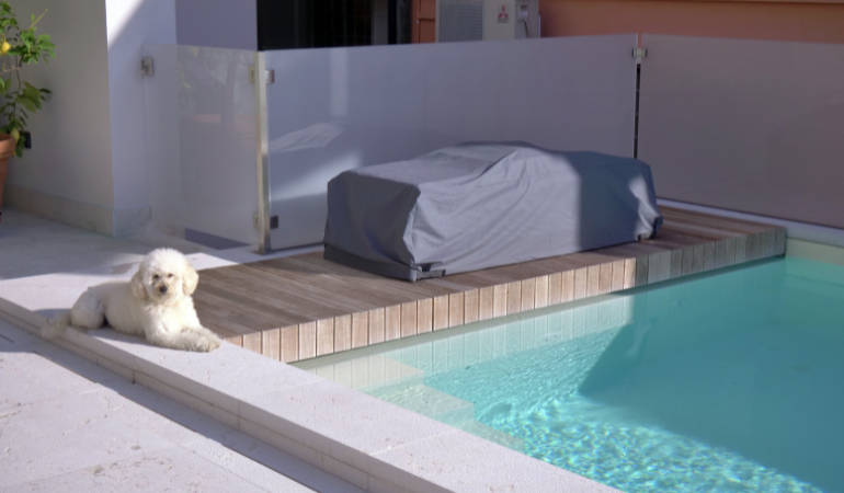 leżaki ogrodowe przykryte pokrowcem 