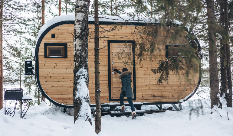 kobieta przygotowująca saune ogrodową na zimę 