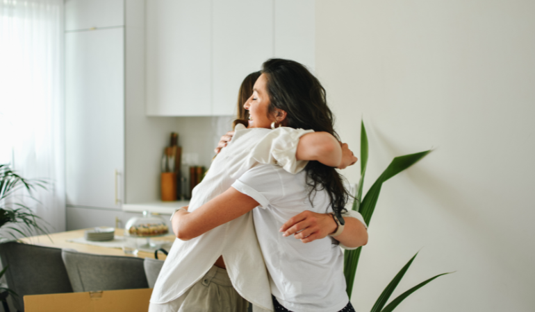 dwie witające się kobiety 