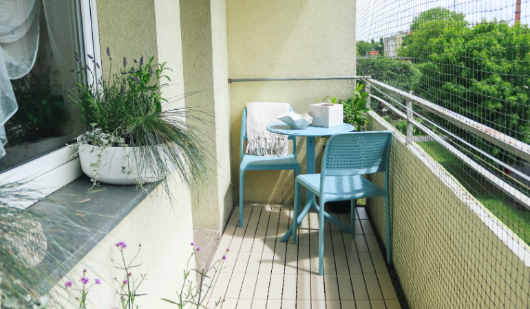 kacik kawowy na wąskim balkonie w bloku