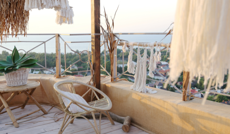 taras w stylu boho z dużą ilościa makram i naturalnych materiałów