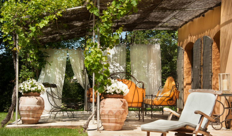 taras w stylu prowansalskim 