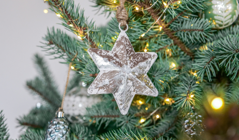 gałązki świerku srebrzystego z metalicznymi ozdobami bożonarodzeniowymi 