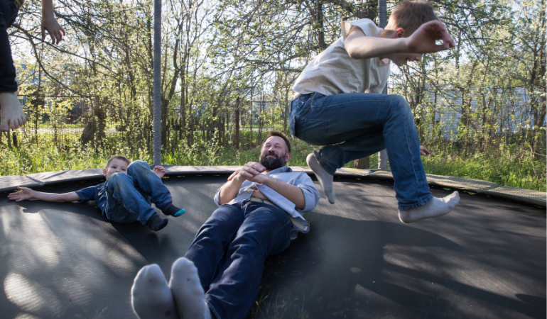 zbawa całej rodziny na trampolinie 