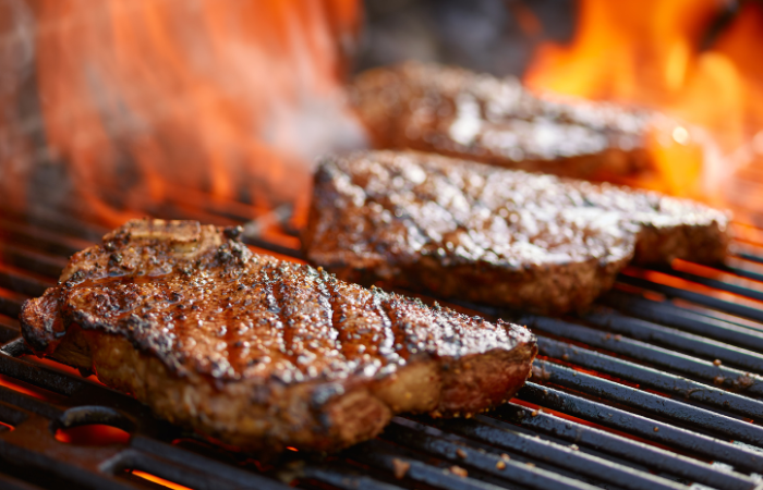 grillowanie steków na płonącym grillu