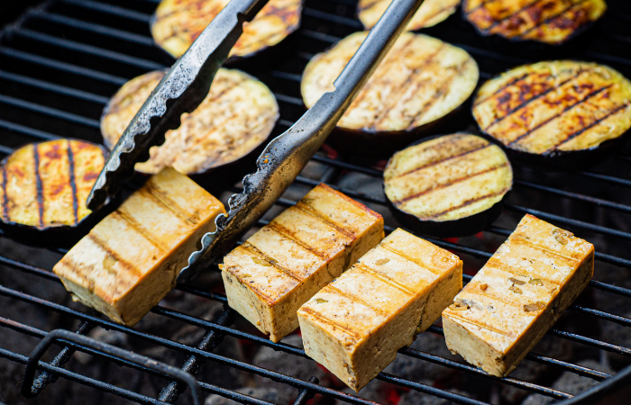 grillowany bakłażan i tofu na świeżym powietrzu