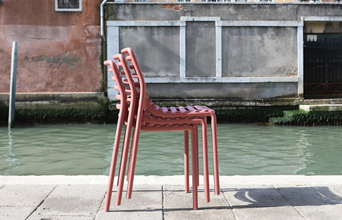 krzesła ogrodowe nardi sztaplowane ustawione nad kanałem weneckim 