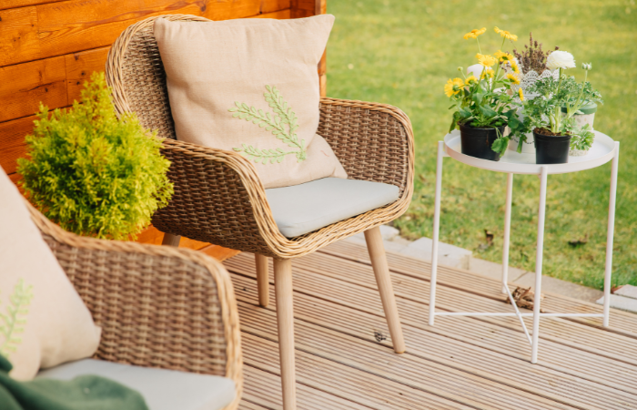 krzesla ogrodowe z technorattanu beżowego z drewnianymi nogami 