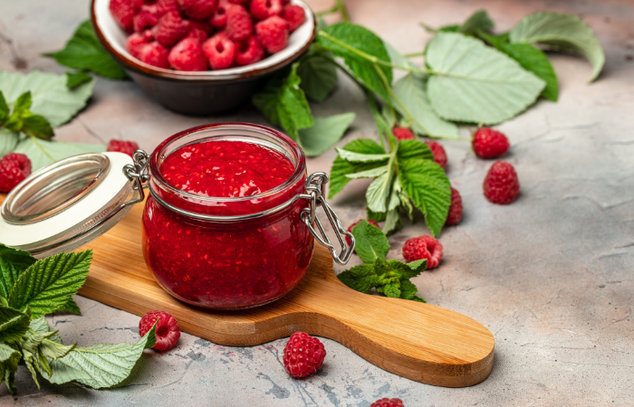 maliny wykorzystane w kuchni na przetwory i desery