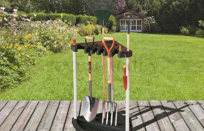 stojak z narzędziami ogrodowymi jako wyposażenie do domku narzędziowego 