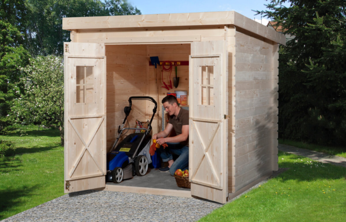 Domek ogrodowy Mlecz wykonany z drewna świerkowego, pokryty płaskim dachem z lekkim nachyleniem na tył