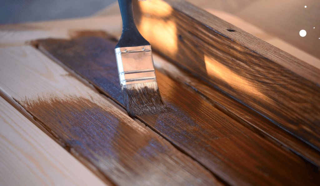 Bejcowanie deski pędzlem