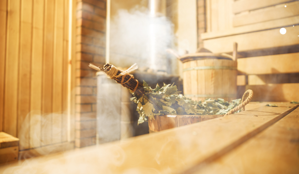 Witki pokryte liściami w rozgrzanej saunie