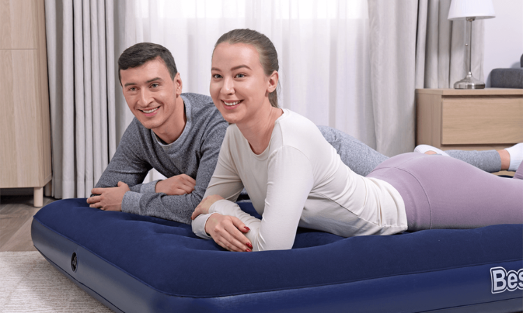 para wypoczywająca w salonie na dmuchanym materacu