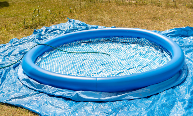 basen rozporowy napełniany wodą z węża ogrodowego