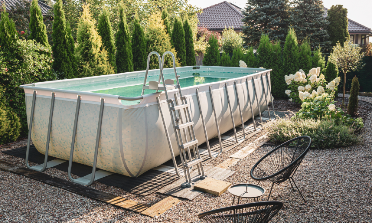 basen stelażowy w ogrodzie z akcesoriami