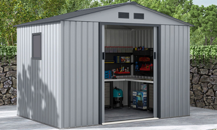 domek ogrodowy/narzedziowy w ogrodzie z wyposażeniem