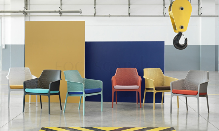 kolorowe meble nardi w magazynie 