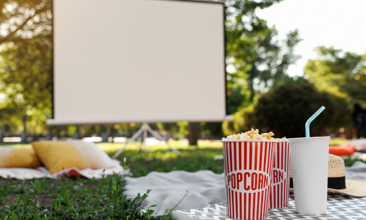 para na kinie plenerowym na leżakach 