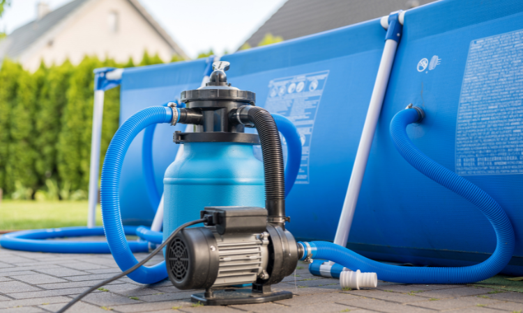 pompa filtrująca wodę w basenie stelażowym