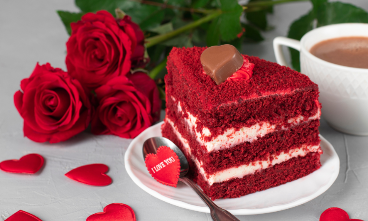 tort różany na białym stole