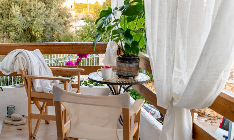 meble na balkonie w stylu tulu, stolik i krzesła z naturalnych materiał&oacute;w