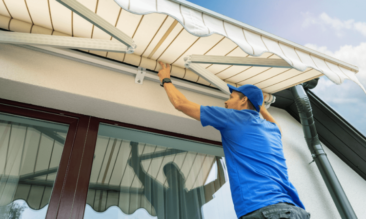 monter zawieszający markize na tarasie 