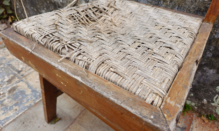 zniszczone krzesło ogrodowe z rattanu 