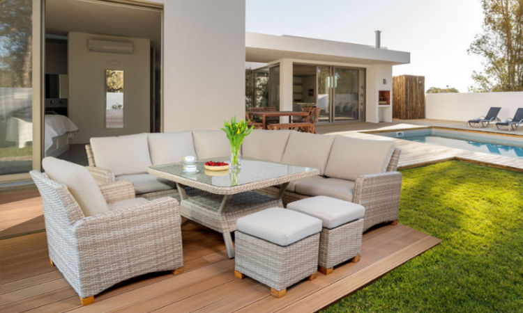 beżowy narożnik w ogrodzie w tle basen i leżaki ogrodowe 