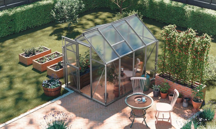 szklarnia ogrodowa ustawiona w przydomowym ogrodzie , skrzynie uprawowe 
