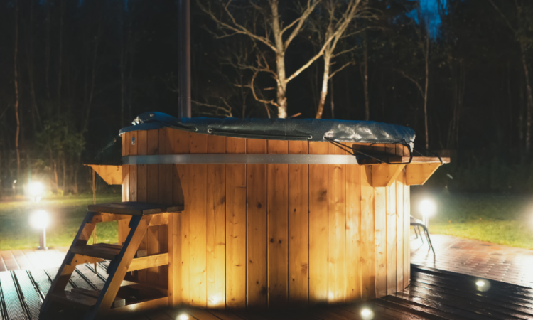 oswietlona balia ogrodowa w ogrodzie