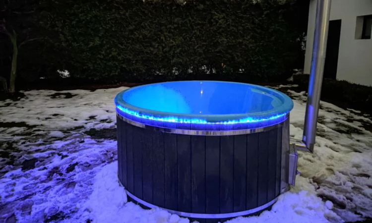 balia ogrodowa ustawiona w ogrodzie zimą