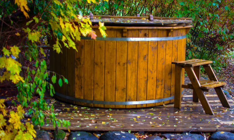 drewniana balia w ogordzie na drewnianym podeście