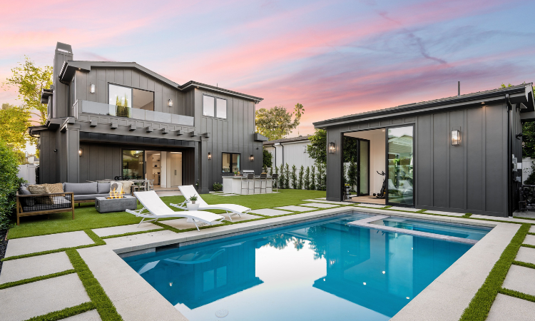 basen podziemny w ogrodzie