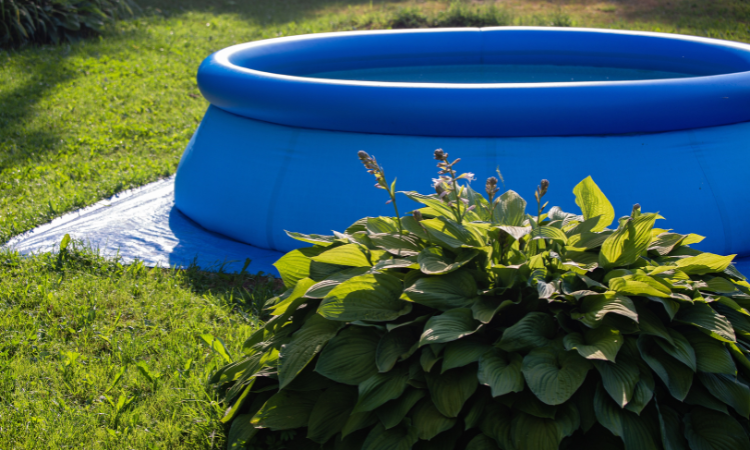 basen rozporowy ułożony w ogrodzie na płaskim terenie na macie