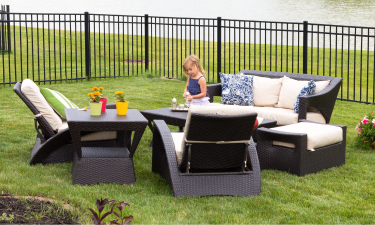 komplet rodzinnych mebli ogrodowych, dziecko bawiace sie w ogrodzie 