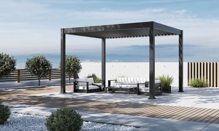 czaarna pergola elektryczna w ogrodzie z meblami ogrodowymi 