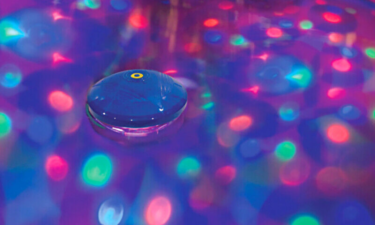 kolorowy pływak LED do basenu