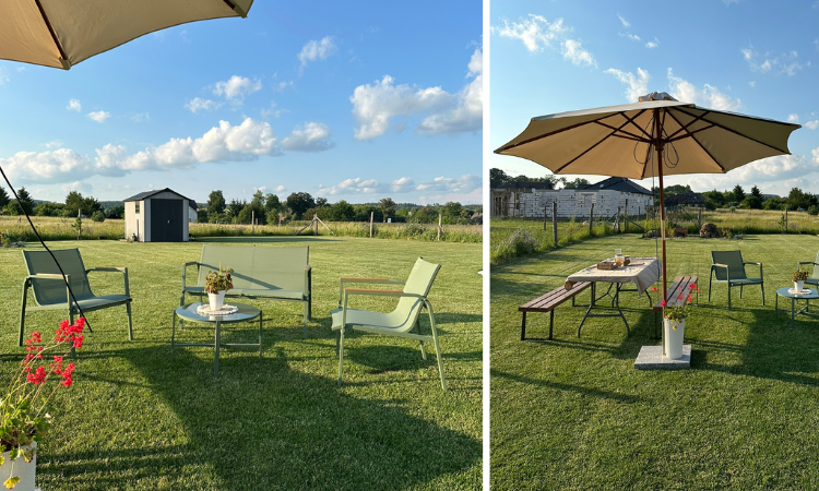 zielone meble ogrodowe ustawione na trawie z parasolem przeciwsłonecznym 