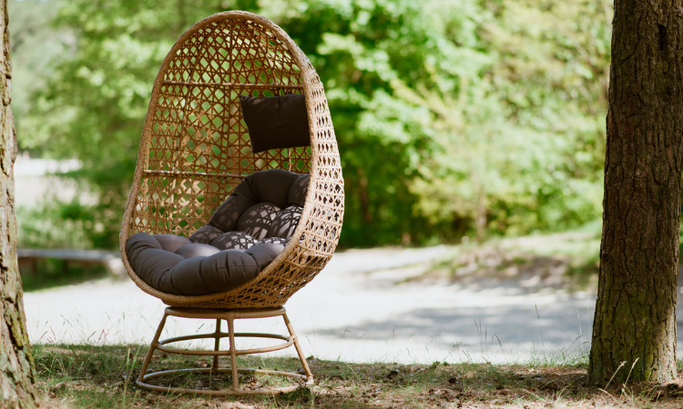 Fotel obrotowy z technorattanu ustawiiony w lesie 