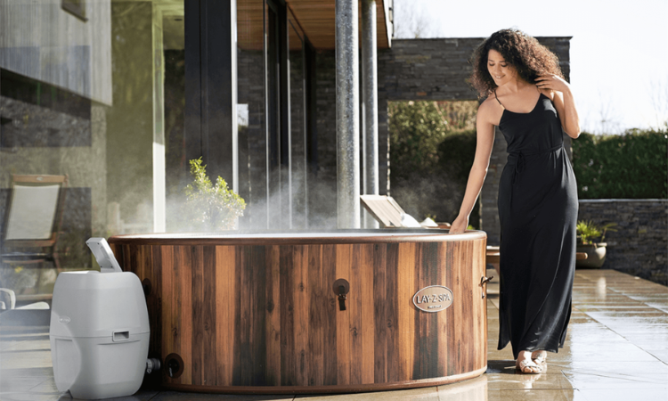 Nadmuchiwane jacuzzi z aplikacją sterownika Helsinki AirJet 1,8 x 0,66m i kobieta przy jacuzzi