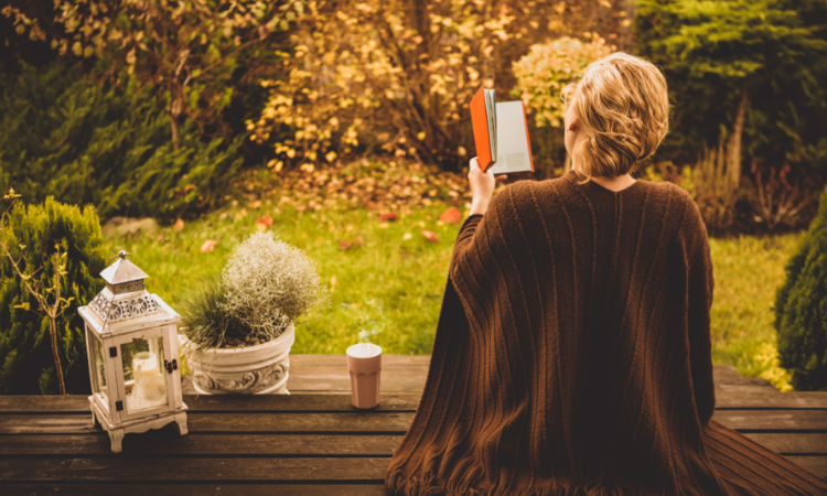 kobieta relaksujaca się jesinią na tarasie