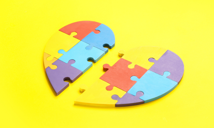 serce z kolorowych kawałk&oacute;w puzzli 