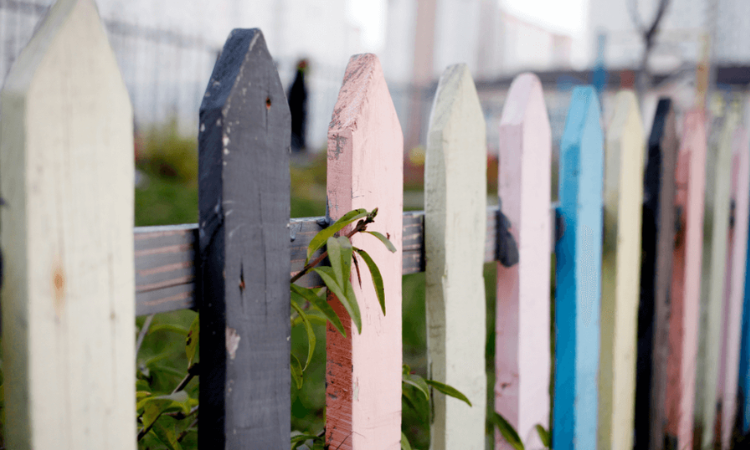 płot w pastelowych kolorach