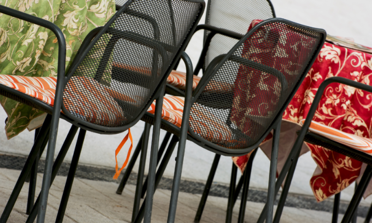 czarne ogrodowe krzesła z oparciem 