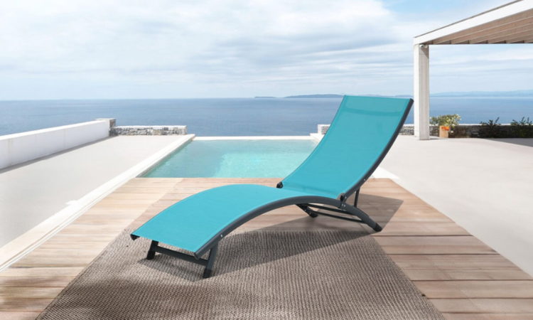 niebieski lezak ogrodowy idealny nad basen 