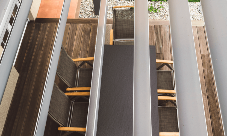 letnia jadalnia pod wiatą ogrodową, pergola ogrodowa