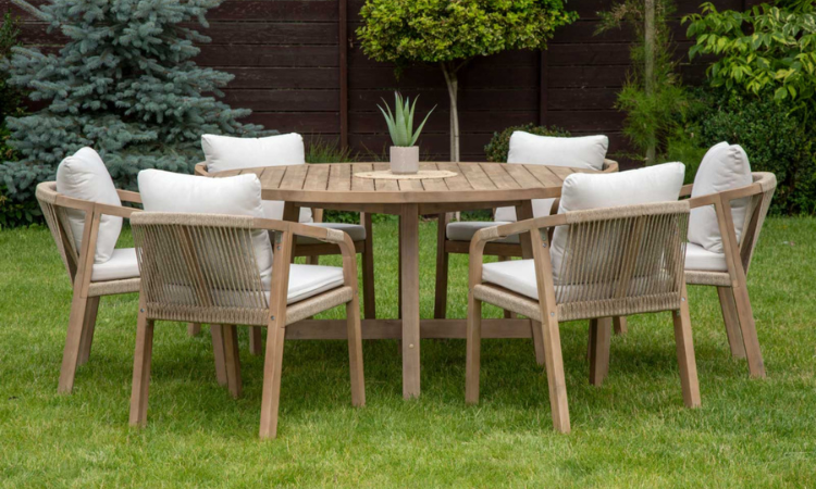 Stoł okrągły z krzesłami MARIGOLD 6+1 Round - FURRORE w ogrodzie wśr&oacute;d zieleni 