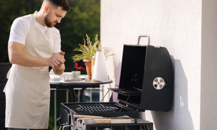 meżczyzna rozpalający, testujący grilla 